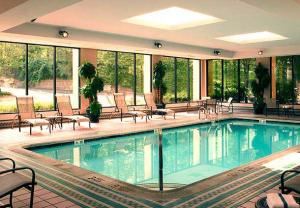 Poolside, Courtyard By Marriott Shelton, Shelton