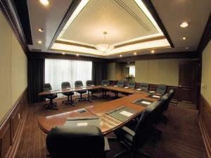 Dogwood Boardroom, Hilton Suites Brentwood, Brentwood — Hold the perfect meeting in our 15-seat Dogwood Boardroom, featuring comfortable leather chairs, high-speed, wireless Internet access and a built-in screen.