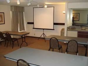 Hospitality Suite, Hampton Inn Des Moines-Airport, Des Moines — Classroom view of our Hospitality Suite