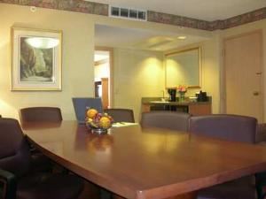 Kansas Board Room, Embassy Suites Kansas City - International Airport, Kansas City