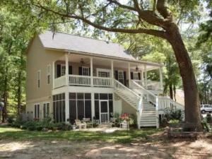 Southerly Bed And Breakfast, Hollywood — Southerly Bed and Breakfast, on Yonges Island sits on 6 beautiful acres, overlooking Toogoodoo Creek. Moss covered oaks, azaleas, and traditional Southern landscaping please the eye and feed the Spirit. The sound of morning doves may greet you as you rise, and Spring Peepers and the Whipporwill lull you to sleep at night. An afternoon on the porch sipping sweet tea might bring both dolphins and hummingbirds, as you lazily watch a young boy fish down on the dock. Lovers enjoy a private moment along the shore at sunset. You deserve the Old South Charm that Southerly Bed and Breakfast provides!