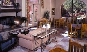 Alma De Sedona Inn, Sedona — Lobby Area with  a gas fireplace. Perfect for the cool evenings.