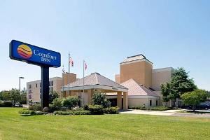Comfort Inn Cross Creek, Fayetteville — Welcome to the Comfort Inn Cross Creek, a Fayetteville hotel near Fayetteville State University.

The Comfort Inn Cross Creek is ideally located off U.S. Highway 401 in the heart of North Carolina's business district. This Fayetteville hotel is convenient to Fort Bragg, Pope Air Force Base, Fayetteville State University, Methodist College and Fayetteville Technical Community College. Fayetteville Regional Airport / Grannis Field is only six miles away. 

There are several restaurants and cocktail lounges in the surrounding area. Visitors will enjoy browsing a wide variety of specialty shops at Cross Creek Mall and Windsor Mall, both located across the street from the hotel.
