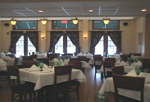 707 On Main offers a casual dining experience in a stylish Victorian atmosphere. We offer separate dining areas for families, and for those who are seeking a quiet, elegant evening out. Our exquisite menu includes appetizers, seasonal specials, soups, salads, sandwiches, entrees, specialty pizzas and desserts. Our kid's menu offers nine appealing selections for little fingers and little appetites.