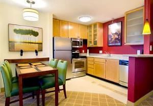Entire Facility, Residence Inn Roanoke Airport, Roanoke — This new Roanoke Airport hotel boasts 79 suites. The spacious suites have separate areas for sleeping, working, eating and relaxing. The kitchen and dining areas are upbeat and modern, while providing the needed functionality.