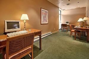 Gatwick Room, Park Inn & Suites Montreal Airport, Saint-Laurent