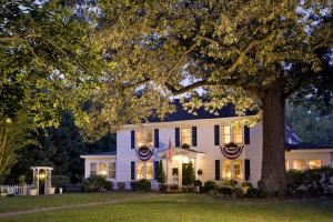 Award Winning Century Old Estate in the Historic Town of Williamsburg offers beautiful lodging accomodations. Small wedding ceremonies and elopements for overnight guests.