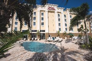 Hampton Inn & Suites Fort Myers-Colonial Boulevard, Fort Myers — Outdoor heated pool