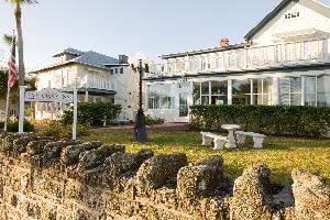 Live Oaks Inn, Daytona Beach — Live Oaks Inn exterior view from Beach Street.
