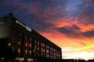 Holiday Inn Express & Suites Denver - Aurora