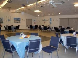 Hall area can be arranged in various seating styles. Round and rectangular tables are available.