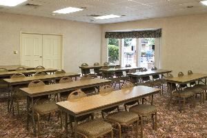 Meeting Room, La Quinta Inn & Suites Valdosta, Valdosta — The meeting room is 600 square feet and can hold between 25-40 people depending upon the setup of the room. The meeting space is located to the side of the lobby overlooking the courtyard.