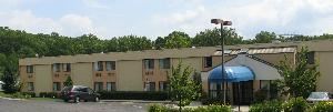Quality Inn Providence Smithfield, Smithfield — The Quality Inn® hotel is conveniently located just two miles from Bryant University. This Smithfield, RI hotel is minutes from Twin River gaming and entertainment facility, the Rhode Island Convention Center and the Roger Williams Park Zoo. The T.F. Green Airport (also called the Theodore Francis Green State Airport) is 12 miles away. 
Visitors will enjoy browsing the shops at one of the three nearby shopping centers. In addition, the hotel is minutes from several vineyards, parks, museums and recreational activities like golfing, fishing and biking. A variety of restaurants and cocktail lounges are located in the surrounding area. 
Free deluxe continental breakfast, served seven days a week 
Free wireless high-speed Internet access in all rooms 
Free local calls 
Free coffee 
relax in the seasonal outdoor pool and hot tub.