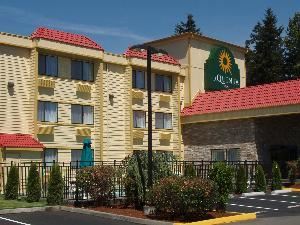 La Quinta Inn Everett, Everett — With amenities like free wireless high-speed Internet access and a convenient onsite business center, it's easy to stay connected when staying at the La Quinta Inn Everett. Enjoy a Free Bright Side BreakfastTM each morning of your stay. We are located near the I-5 corridor close to Everett Marina, Everett Event Center, Boeing Future of Flight, Everett Mall, and other popular attractions.

In addition to free wireless high-speed Internet access, you'll find a coffee maker, hair dryer, iron w/ironing board, and much more in each spacious guest room. The La Quinta Inn Everett also offers meeting facilities for up to 45 guests.