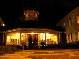 Lounge, Dara’s Garden, Knoxville