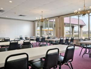 Meeting Room, Super 8 Springfield, Springfield — Meeting Room