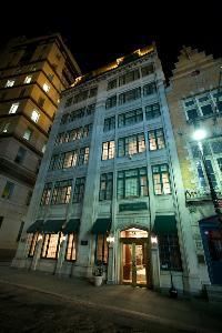 Wall Street Inn, New York — In the heart of New York’s Financial District, this landmark building has been renovated and refurbished in an atmosphere of luxury and understated elegance. Decorated in classic early American style, the rooms and suites have been furnished with designer fabrics and marble baths. Our guests will find convenience in its close proximity to South Street Seaport, Ellis Island and Statue of Liberty Ferry, Wall Street, Brooklyn Bridge and Century 21 Department Store.