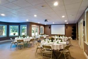 Terrace Room, Sweet Dreams Luxury Inn, Abbotsford — The Terrace Room faces our tree-lined backyard gardens. This beautiful setting provides the perfect location for your next Executive retreat, Board of Directors Meeting, Team Development, Strategic Planning or Training Session. From formal corporate and business meetings, to dinners and family celebrations, this Terrace Room is wonderful for a small to mid-sized group.
(64 max.)