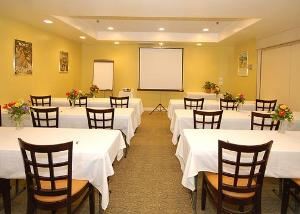 Meeting Room, Quality Suites John Wayne Airport, Santa Ana — Meeting room with classroom-style setup