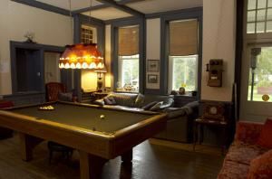Bar, Sir William Mackenzie Inn and Spa, Kirkfield