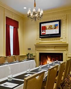 Wheelright Room, The Exeter Inn, Exeter — Beutifully appointed board room. All your business needs avaialbe, AV, food and beverage, natural light, WIFI.