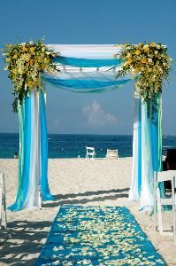 Carolyn Worthy Company, Charlotte — We are committed to providing our clients with the highest caliber of design talent, the freshest, premium quality flowers, exquisite specialty linens, and distinct containers and props with superior service.  Our focus is  totally committed to making your special event absolutely extraordinary.