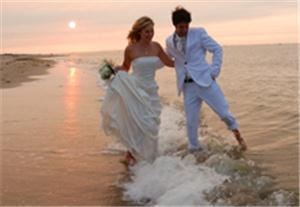 Beach Weddings Virginia, Virginia Beach — For the couple that prefers a simple wedding in a beautiful beach setting, with an attractive back-up rain (or cold weather) location close-by, this package may be just right. You can have an intimate wedding just for yourselves, or invite a few guests. Dress up or dress casual.