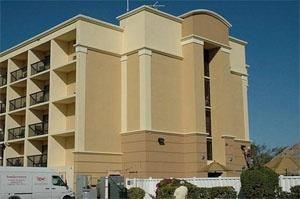 Holiday Inn Express Cape Coral S-Ft. Myers Area, Cape Coral — Welcome to the Holiday Inn Express Cape Coral Fort Myers area. The Holiday Inn Express is located in beautiful downtown Cape Coral, FL, allowing convenient access to area attractions like Fort Myers Beach, Sanibel Island, Captiva Island, the University of South Florida, Edison Community College and Florida Gulf Coast University.