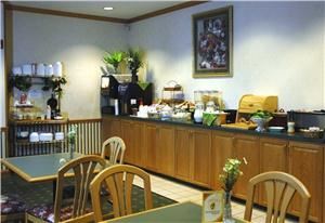 Dining Room, Country Inn & Suites By Carlson, Columbus No, OH, Columbus — The Country Inn Columbus North hotel helps guests start the day off right with a complimentary hot deluxe breakfast featuring waffles, eggs, bagels, assorted breads, muffins, hot and cold cereals, fresh fruits, juices, coffee, tea, milk and cocoa available daily.