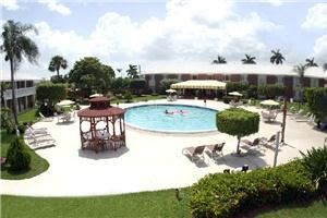 Best Western Palm Beach Lakes Hotel, West Palm Beach — Courtyard with 60' heated pool and shuffle board court