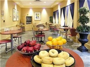 Networks Lounge, Holiday Inn 67 Street, Red Deer