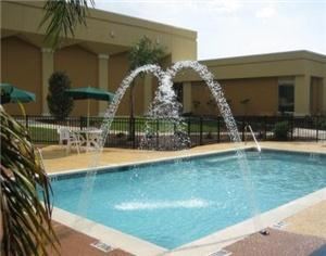 Quality Inn & Suites, Statesboro — Saltwater Pool with Cascades