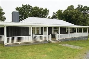 The Gate House, Mentone Mountain Retreat, Mentone — The Gate House is a new but authentic farmhouse, fully furnished with stone fireplace, Jaccuzi, three bedrooms and two baths and a generous porch/patio. Sleeps 6.