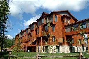 Auberge du Lac Taureau and its condos, Saint-Michel-des-Saints — View of the Auberge du Lac Taureau and its condos