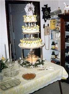 Entire Facility, Three Roses Bed and Breakfast, Pontiac — Sharon can do wedding cakes as well as anniversary cakes.