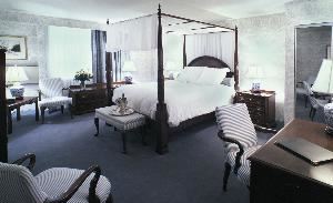 Deluxe four poster king bed suite.