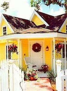 Victorian Cottage with King bed, fireplace & Hot Tub, Shamrock Thistle & Crown Bed & Breakfast, Weirsdale