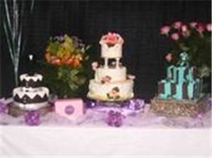 Lost In The Moment, Austin — Bridal Show Florals and cake partner