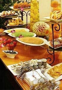 Forrest, Marriott Philadelphia West, Conshohocken — Philadelphia Marriott West
Meeting Break
Business and social events are enhanced by the freshest selection of foods expertly prepared by top culinary talent. Special care is also taken to ensure superior presentation and adherence to dietary requirements.