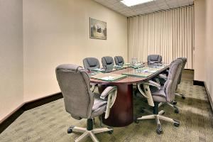 Salon C, Holiday Inn Express Downtown, Edmonton — Boardroom featues Natural Light.