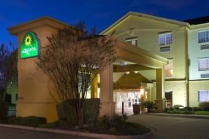 LaQuinta Inn Balch Springs, Mesquite — The newly renovated LaQuinta Inn Balch Springs is perfectly located for guest visiting on business or pleasure, just 10 miles southeast of Downtown Dallas. We are within minutes of the Mesquite Rodeo, Mesquite Convention Center, Town East Mall, and nearby restaurants. The Meeting space is 900 sq.ft. and perfect for all types of functions, accommodation up to 50 guest from classroom to theatre style.