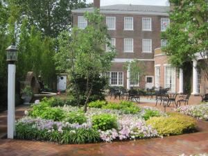 Garden Courtyard, Tidewater Inn, Easton — Courtyard