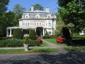 Pillars of Plainfield Bed & Breakfast, Plainfield — Beautifully manicured lawns and gardens lead down the front walk to the magnificent front porch of The Pillars.  This 1870's B&B is ideal for business retreats, extended stay corporate travelers, romantic getaways, and NYC tourist travelers.
