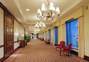 Pre-function Area, Milwaukee Marriott West, Waukesha — Spacious pre-function area for business networking and receptions