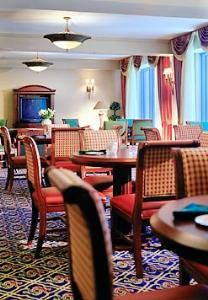 Lobby Lounge, Milwaukee Marriott West, Waukesha — Private lounge offering VIP amenities to Concierge Level guests