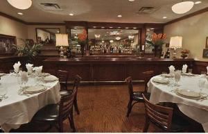 Bar Room, Maggiano's Little Italy - Old Orchard, Skokie — Bar Room