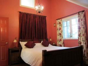 Cosy Woodpecker Cottage, Salt Spring Island — The warm and cosy Red Bedroom