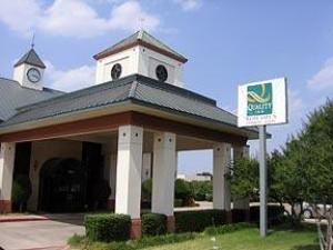 The Quality Inn & SuitesTM hotel is centrally located on the northern edge of Dallas in the beautiful suburb of Addison, providing easy access to local points of interest like Addison Circle Park performance and entertainment venue and WaterTower Theatre. 

This Addison hotel is just minutes from nearby attractions in the metropolitan Dallas area, including Six Flags Over Texas amusement park, American Airlines Center arena, Ameriquest Field ballpark and Texas Stadium, home of the world-famous Dallas Cowboys football team. 

The hotel is also near many local businesses, corporate headquarters and office parks. Shopping is plentiful in the area; be sure to check out the shops at the nearby Galleria Dallas mall. Several fine restaurants, cocktail lounges and local nightlife venues are within walking distance.