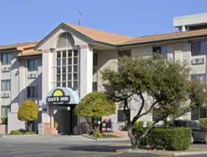 Days Inn Austin Crossroads, Austin — Welcome to Days Inn Austin Crossroads! Our hotel is just 5 miles from the University of Texas at Austin, downtown nightlife, and hundreds of fascinating and fun attractions like SXSW Music Festival, the State Capitol, the Lyndon B. Johnson Presidential Library and the Bob Bullock Texas State History Museum.
All of our guestrooms feature free high-speed wireless Internet access, premium cable television, and tastefully decorated, comfortable furnishings. We even have special “pet-friendly” rooms for those who like to travel with their special companions.