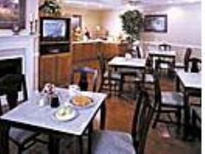 Small Room, Baymont Inn Indy West, Indianapolis
